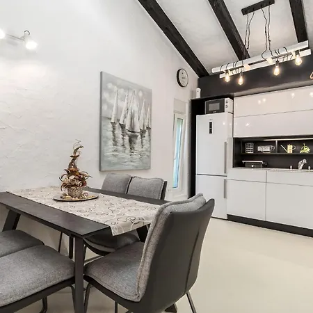 Gorgeous Home In Lopar With Wifi 로파르
