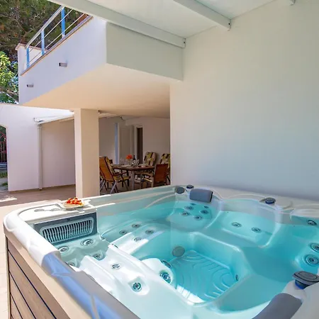 Gorgeous Home In Lopar With Wifi
