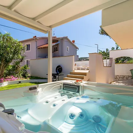 In With Jacuzzi Дом отдыха *